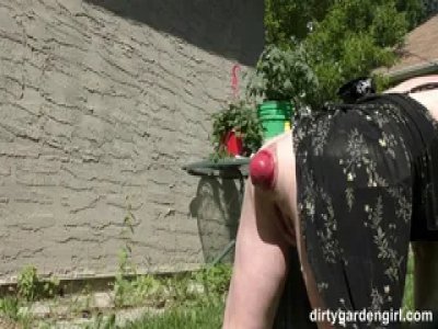 Dirtygardengirl nettoyage de la cour arrière avec prolapsus de son trou anal