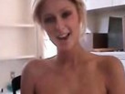 Paris Hilton seins nus dans sa cuisine