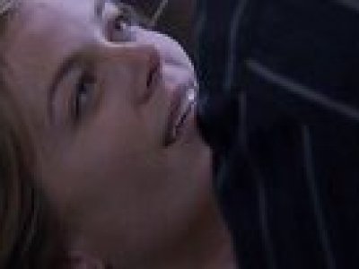 Sonya Walger branle et suce un mec dans un film mainstream