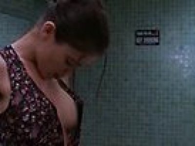 Alyssa Milano et ses beaux seins dans The Outer Limits