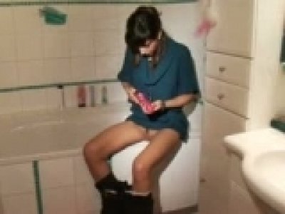 Une actrice se gode la chatte dans une salle de bain