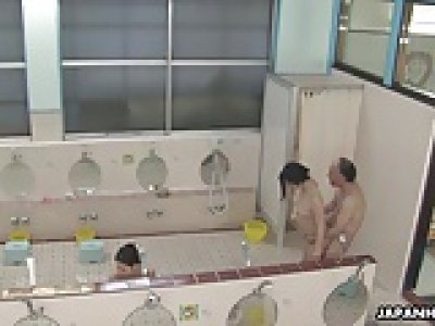 Des salopes asiatiques se font baiser dans un spa chaud.