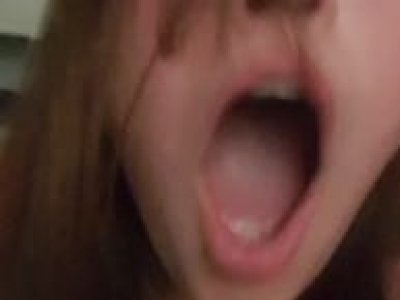Une lycéenne baise une grosse bite pour la première fois. Et elle adore ça !