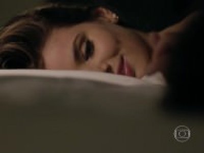 Camila Queiroz se fait baiser dans une scène de la série Verdades Secretas