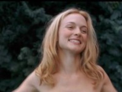 La blonde Heather Graham seins nus en plein air