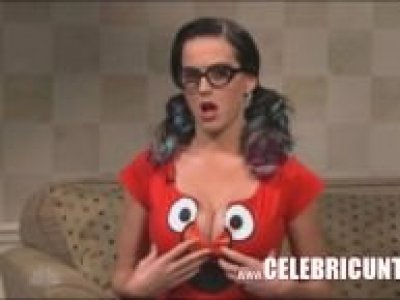 Katy Perry et ses gros seins qui balancent