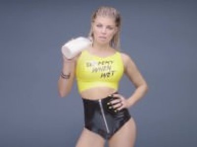 La chanteuse Fergie nue dans son bain