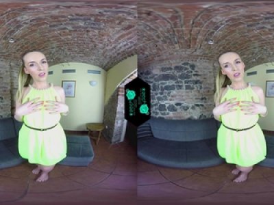 Une autre blonde sexy est sur le point de vous rendre visite dans notre salle de réalité virtuelle.