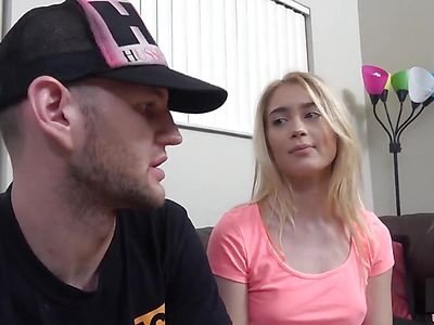 L'adolescente blonde vraiment mignonne Anastasia Knight fait du porno