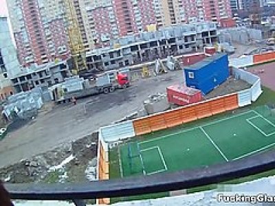 Une adolescente baisée sur un balcon HD