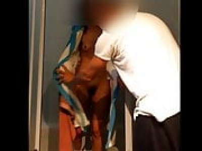 Caméra cachée - femme après la douche
