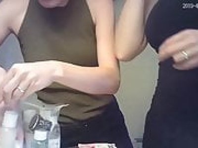 Caméra cachée de filles dans la salle de bain