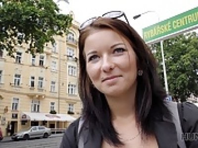 HUNT4K. Rencontres réussies et sexe pour de l'argent avec de charmantes jeunes filles.