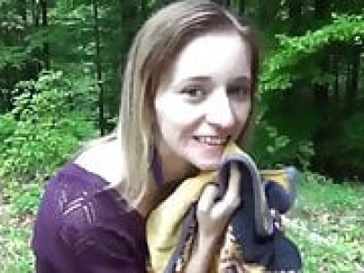 Une adolescente coquine aime la bite d'un étranger dans les bois.