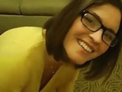 Une superbe milf à la poitrine généreuse fait une fellation à son voisin.