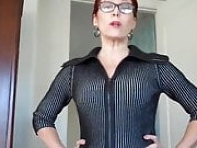 Une MILF mature rousse coquine apprend à une ado timide comment baiser