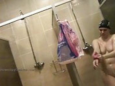 CAMÉRA CACHÉE dans les douches des femmes ! Espionnez de vraies filles nues
