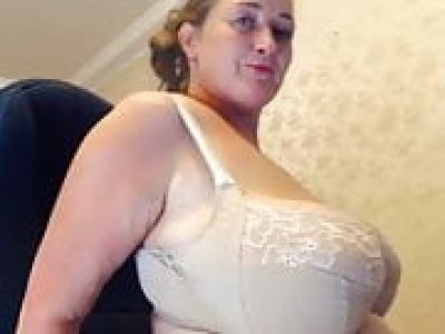 Web Cam Bimbo à gros seins 44H Cup Tits