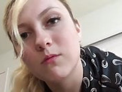 Adolescente blonde sexy ayant deux orgasmes avec son colocataire.