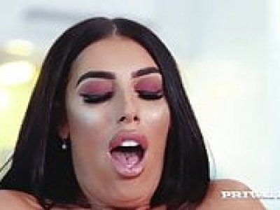 Private.com - La beauté britannique Ava Koxxx baise un homme à tout faire !