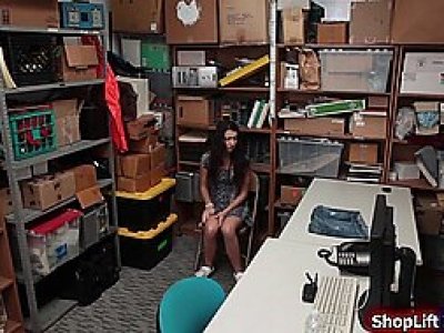 Un agent de magasin lèche et baise une adolescente sexy après l'avoir surprise en train de voler.