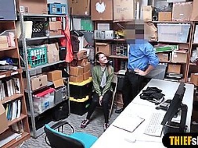 Petite adolescente asiatique criminelle baisée par un officier de la LP