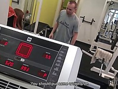 Hunt4k. Le sexe pour de l'argent dans un gymnase est la façon dont la beauté voulait terminer la journée HD.