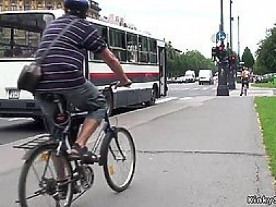 Une fille au cul chaud qui suce dans un bus public HD