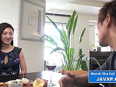 Modèle asiatique pour adolescents