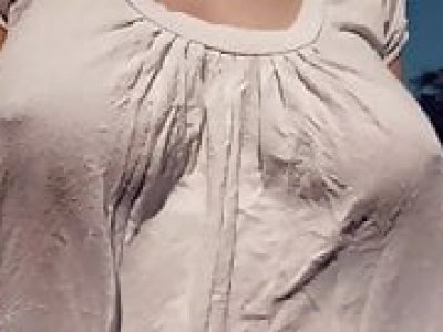 Seins sans soutien-gorge rebondissant dans une chemise pendant la marche et la course 4