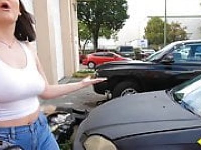 Roadside - Une adolescente à la poitrine naturelle baise un mécanicien de voiture