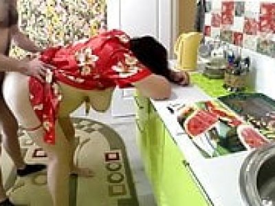 Femme au foyer italienne baisée dans le cul pendant que son cocu travaille