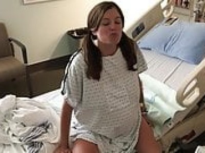 Une femme enceinte s'installe confortablement à l'hôpital