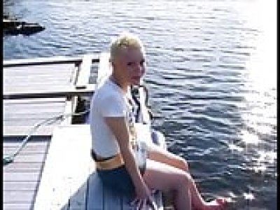Jeune fille norvégienne se masturbant à l'extérieur