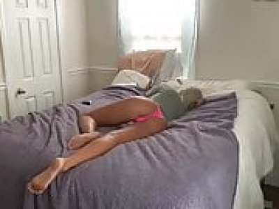 Vidéo de la caméra cachée d'une adolescente sexy dans sa chambre