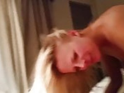 Amateur blonde mature suçant une bite et se faisant baiser