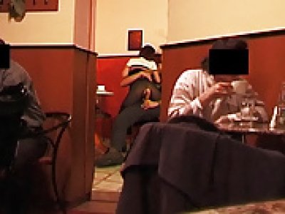Sexe anal dans un café public