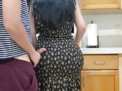 Une fille au gros cul baisée dans la cuisine par une grosse bite !