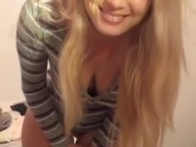 Adolescente épaisse qui s'amuse avec son cul dans son pyjama.