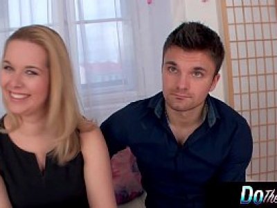 Une femme blonde se fait baiser par son mari en regardant 720p