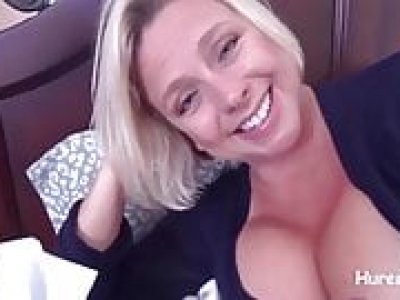 Baiser avec une milf blonde chaude