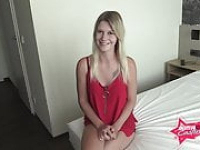 Lara a enfin 18 ans ! Premier Sex-Casting