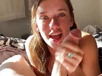 Une fille sexy gorgeant une grosse bite