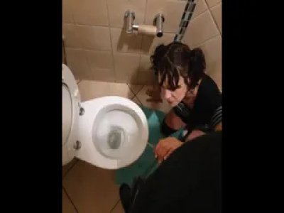 Une jolie fille Emo à queue de cochon m'emmène pisser : Porno gratuit d2