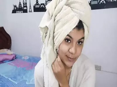 une latina au gros cul dans la salle de bain