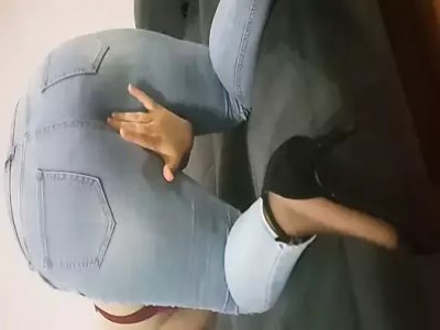 La fille turque en jeans est plutôt sexy