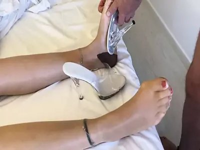 Cum sur des mules à talons hauts transparents et des pieds en nylon