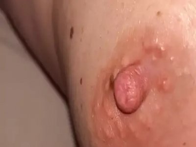 Masturbation d'une chatte poilue avec de gros giclures