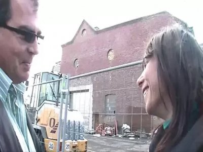 Une brune amateur prend une grosse bite solide