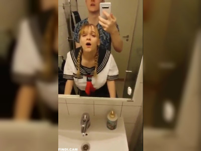 Une petite copine marinière à forte poitrine baisée dans la salle de bain